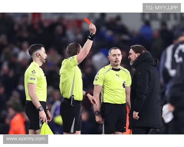 利兹联助教批评曼城拖延时间并对法尔克红牌表示不满